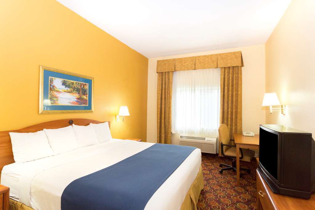 Holiday Inn Express - Naples South - I-75 By Ihg Golden Gate Room photo